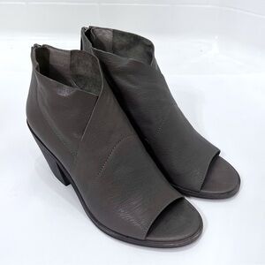 Eileen Fisher Ink Leather Peep Open Toe Heeled Size 7